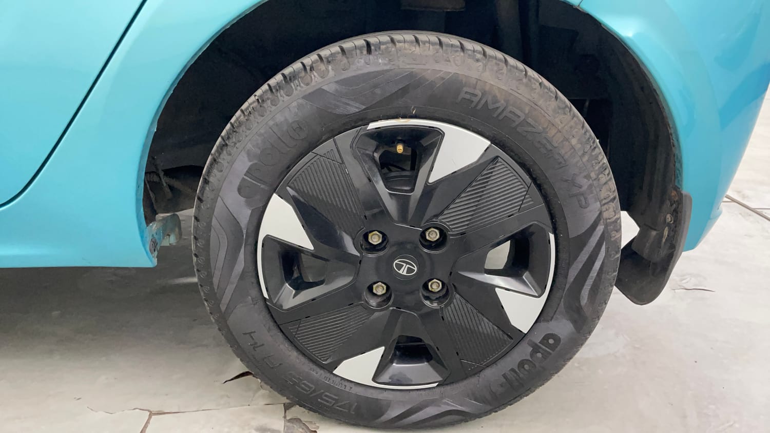 Used 2025 Tata Tiago XT Petrol Manual tyres LEFT REAR TYRE RIM VIEW
