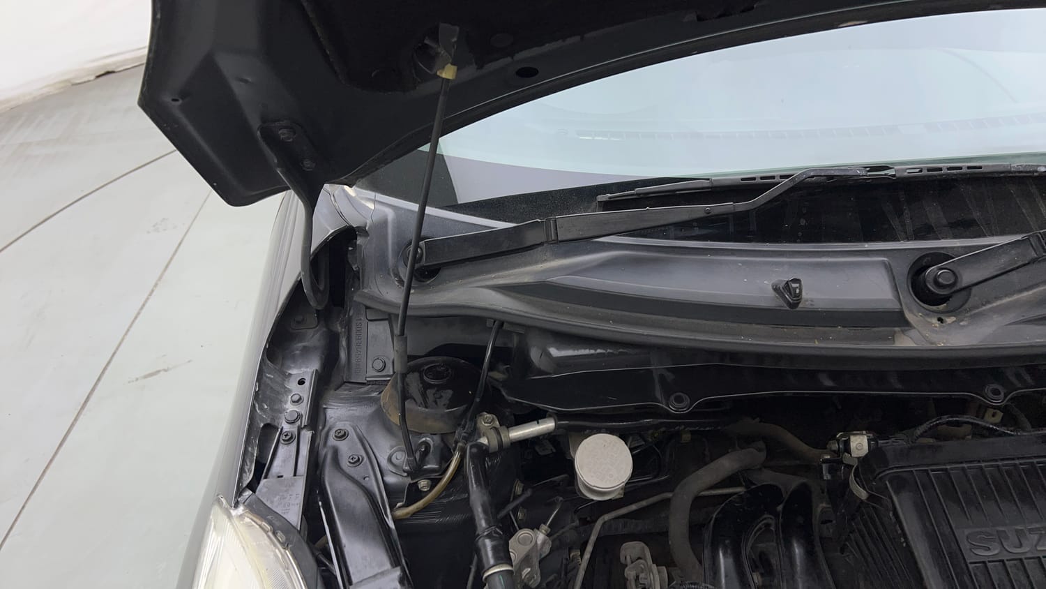 Used 2015 Maruti Suzuki Swift VXi Petrol Manual engine ENGINE RIGHT SIDE HINGE & APRON VIEW