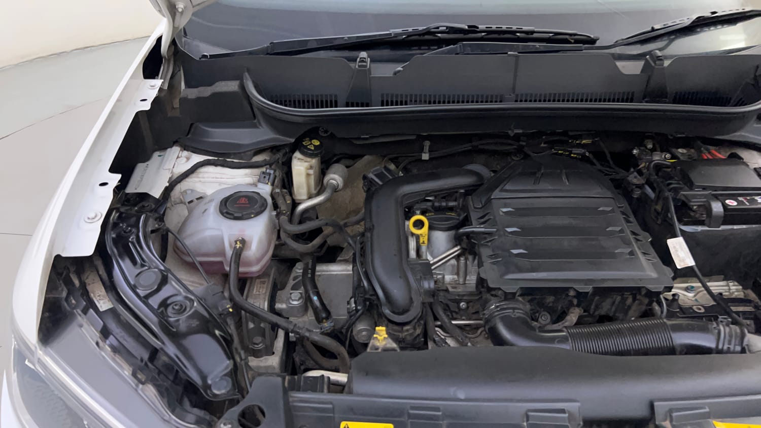 Used 2023 Volkswagen Taigun Topline 1.0 TSI AT Petrol Automatic engine ENGINE RIGHT SIDE HINGE & APRON VIEW