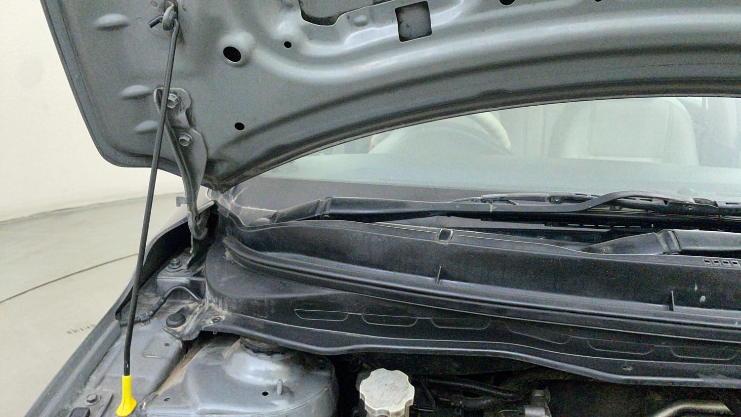 Used 2012 Hyundai i20 Sportz 1.2 Petrol Manual engine ENGINE RIGHT SIDE HINGE & APRON VIEW
