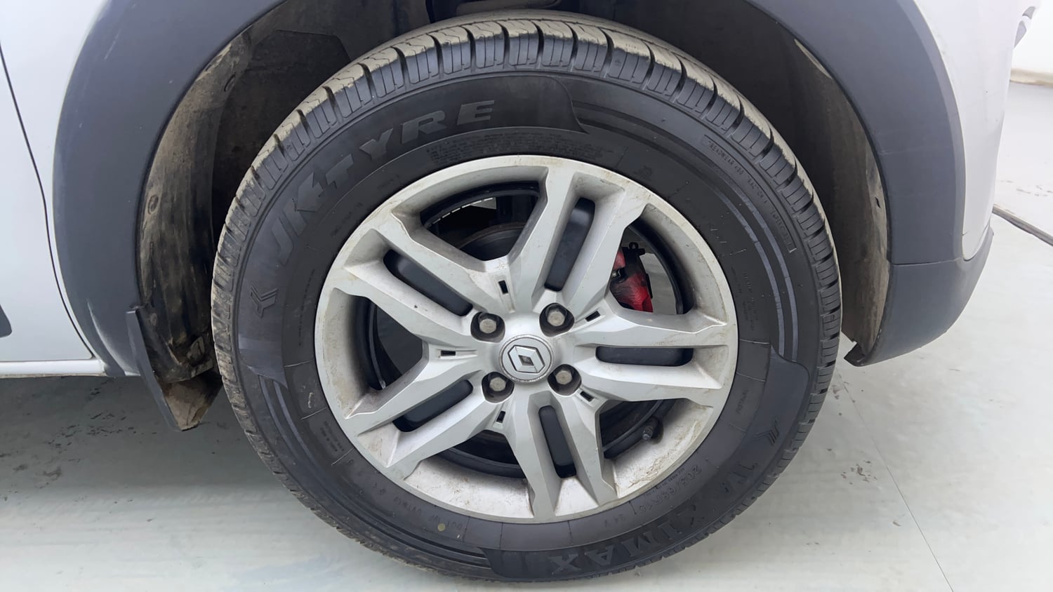 Used 2023 Renault Triber RXZ Petrol Manual tyres RIGHT FRONT TYRE RIM VIEW