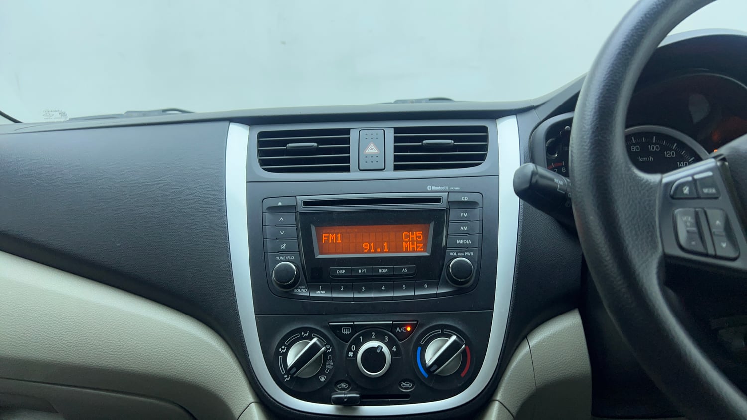 Used 2017 Maruti Suzuki Celerio ZXI (O) AMT Petrol Automatic top_features Integrated (in-dash) music system