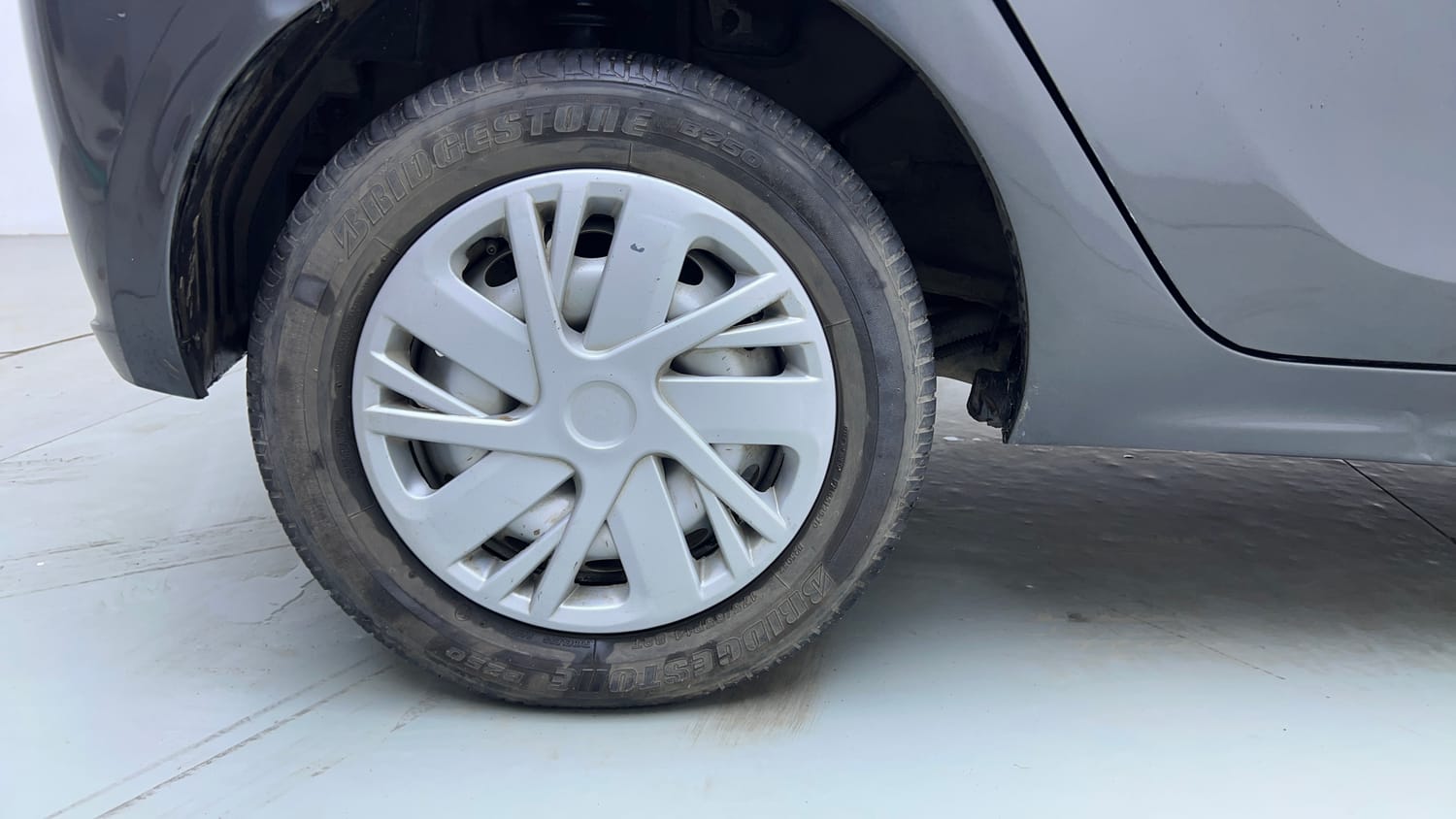 Used 2022 Tata Tiago XE Petrol Manual tyres RIGHT REAR TYRE RIM VIEW