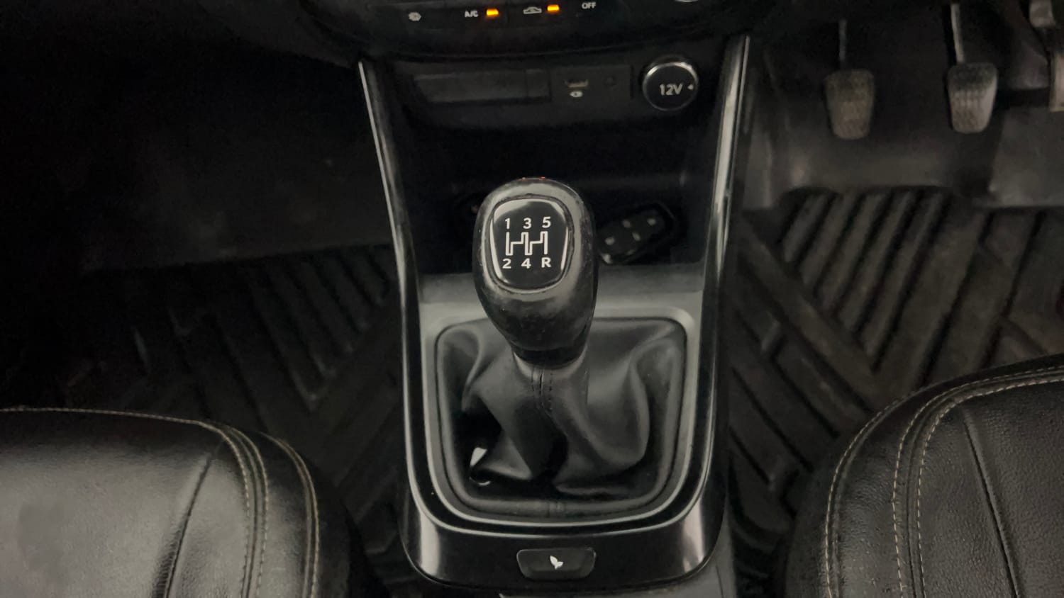 Used 2022 Tata Altroz XZ Plus Diesel Dark Edition Diesel Manual interior GEAR  KNOB VIEW
