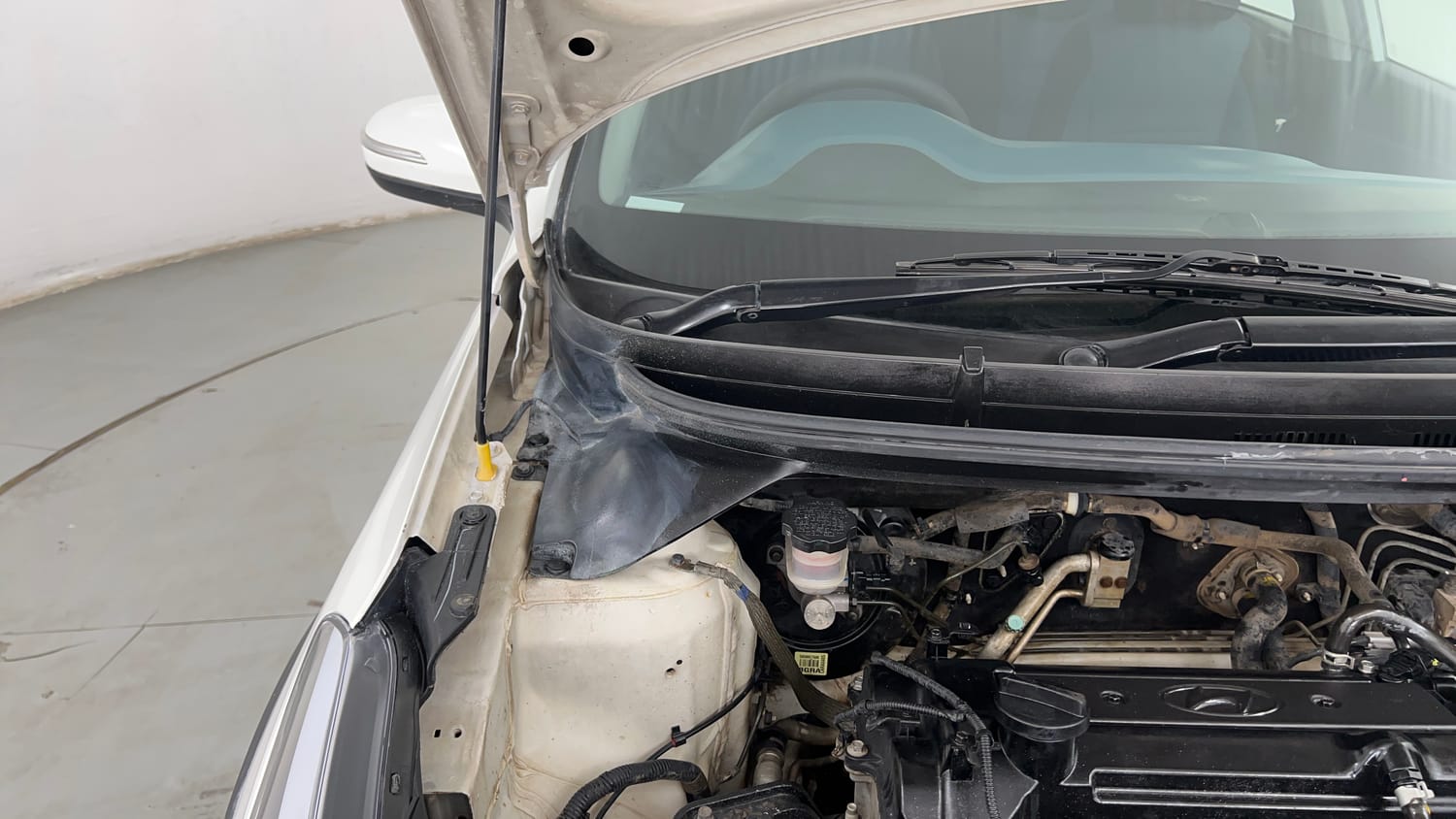 Used 2016 Hyundai i20 Active 1.2 SX Petrol Manual engine ENGINE RIGHT SIDE HINGE & APRON VIEW