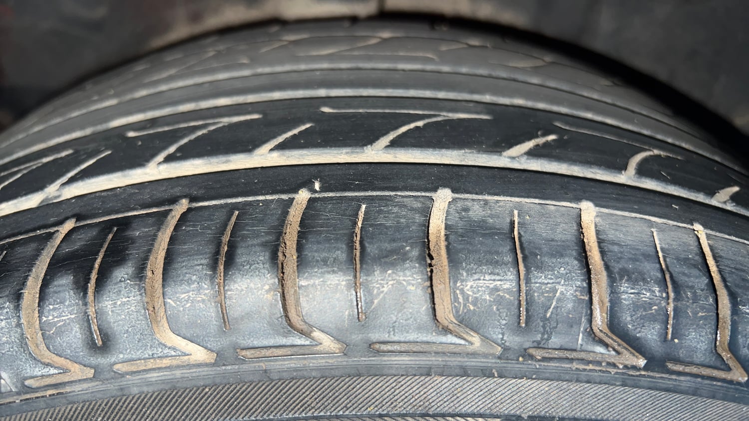 Used 2021 Hyundai New i20 Asta (O) 1.0 Turbo DCT Petrol Automatic tyres RIGHT REAR TYRE TREAD VIEW