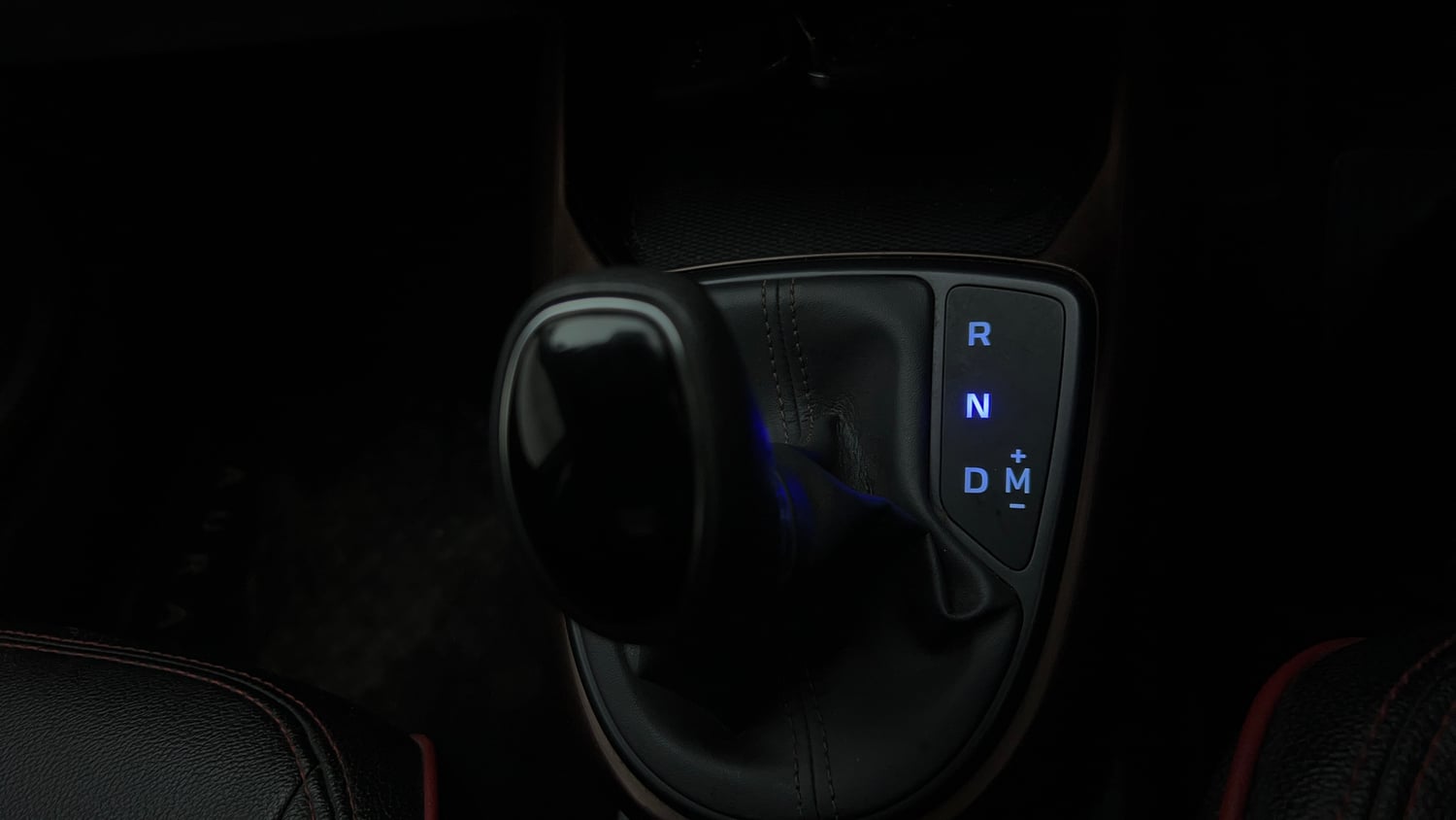 Used 2022 Hyundai Aura SX Plus 1.2 AMT Petrol Petrol Automatic interior GEAR  KNOB VIEW