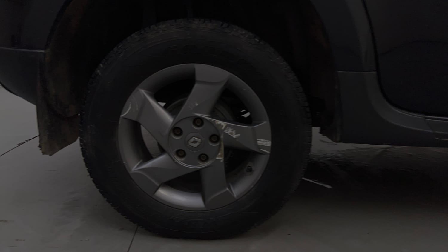Used 2015 Renault Duster RxL Petrol Petrol Manual tyres RIGHT REAR TYRE RIM VIEW