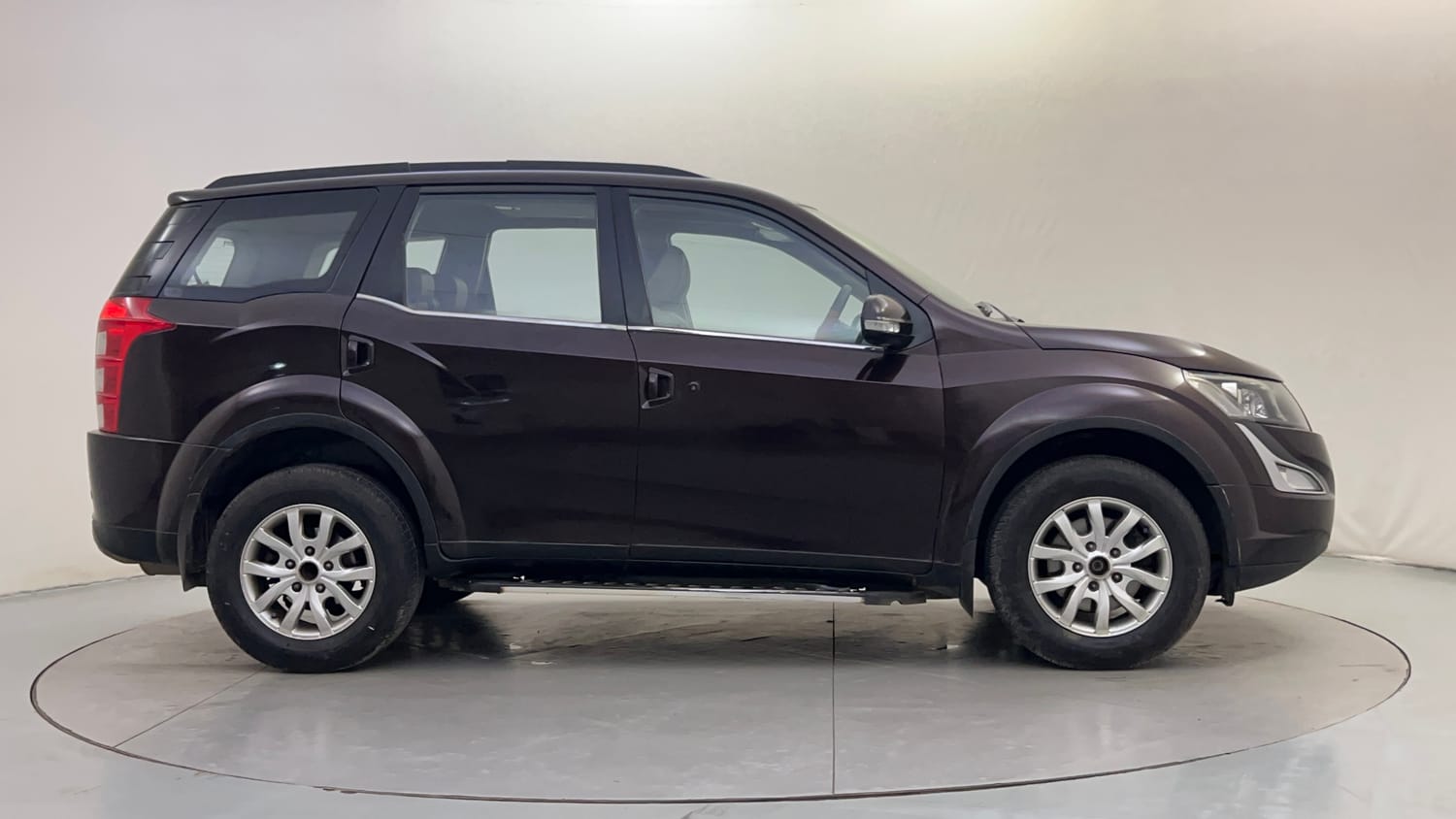 Used 2017 Mahindra XUV500 W10 AT Diesel Automatic exterior RIGHT SIDE VIEW