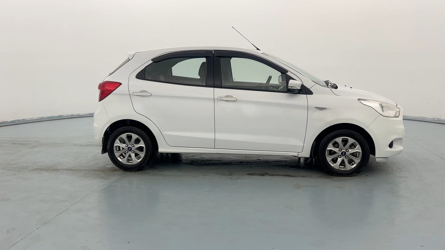Used 2016 Ford Figo Titanium 1.5 Ti-VCT AT Petrol Automatic exterior RIGHT SIDE VIEW