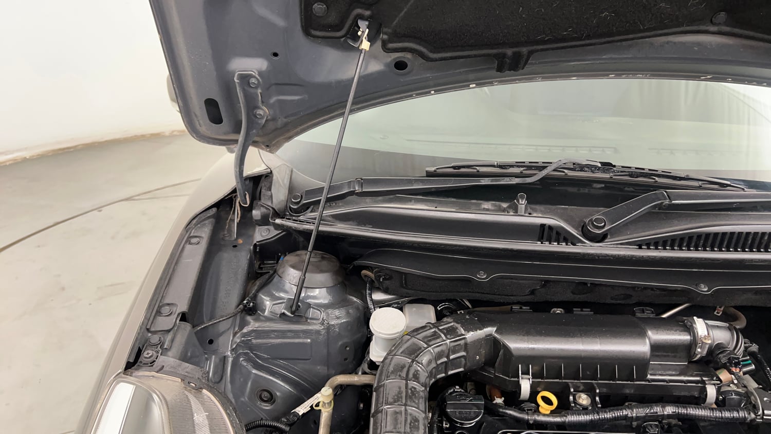 Used 2020 Maruti Suzuki Baleno Zeta Petrol Manual engine ENGINE RIGHT SIDE HINGE & APRON VIEW