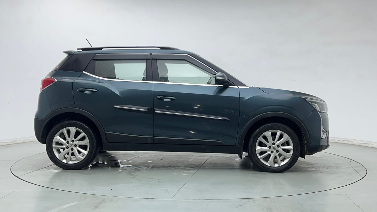 Used 2021 Mahindra XUV 300 W8 1.2 Petrol Petrol Manual exterior RIGHT SIDE VIEW