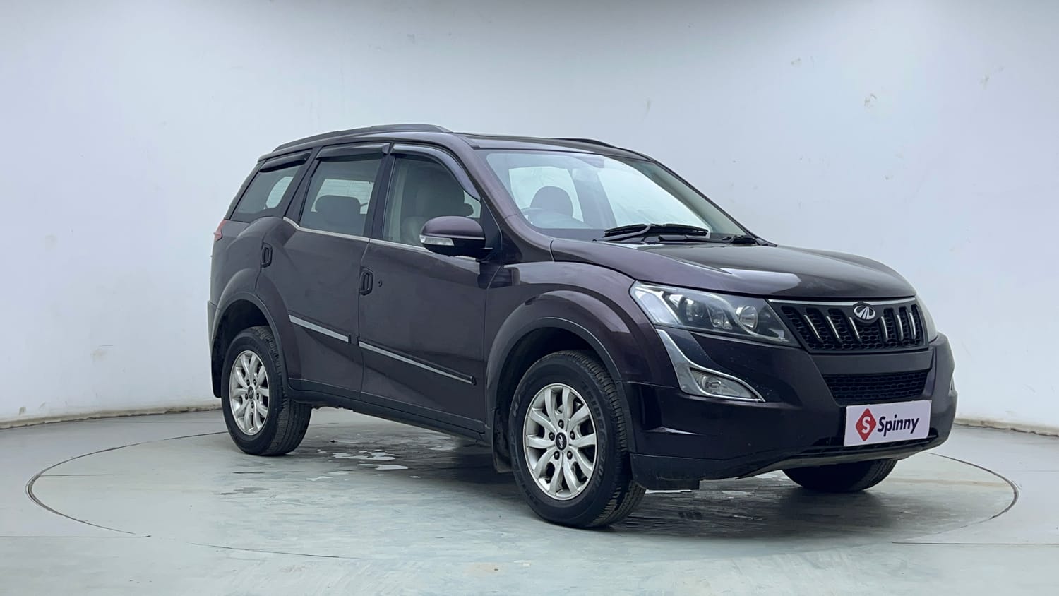 Used 2016 Mahindra XUV500 W10 AT Diesel Automatic exterior RIGHT FRONT CORNER VIEW
