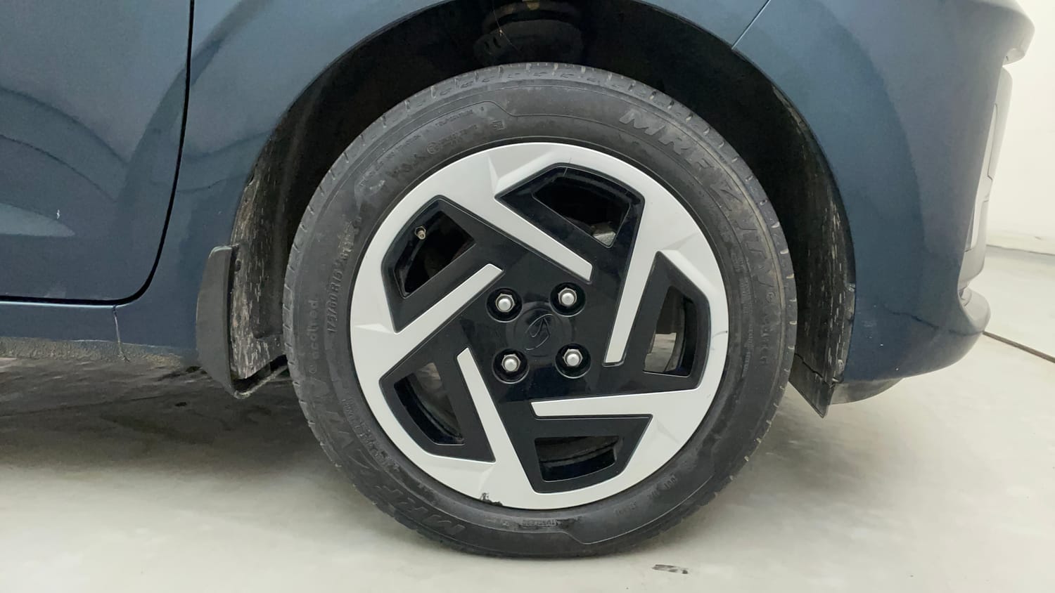 Used 2023 Hyundai Grand i10 Nios Sportz 1.2 Kappa VTVT Petrol Manual tyres RIGHT FRONT TYRE RIM VIEW