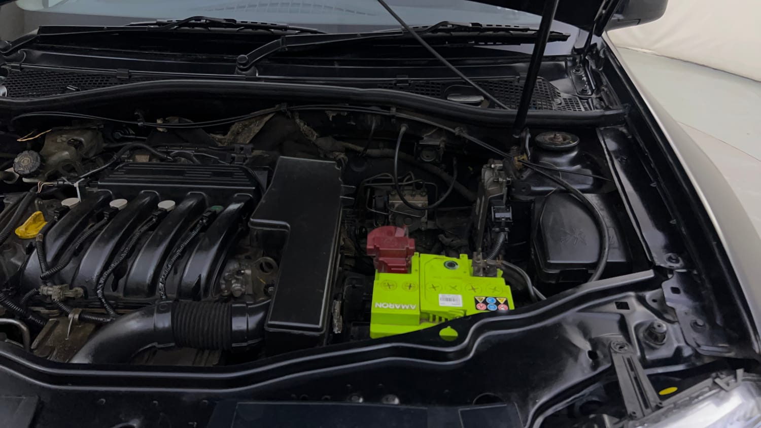 Used 2015 Renault Duster RxL Petrol Petrol Manual engine ENGINE LEFT SIDE HINGE & APRON VIEW