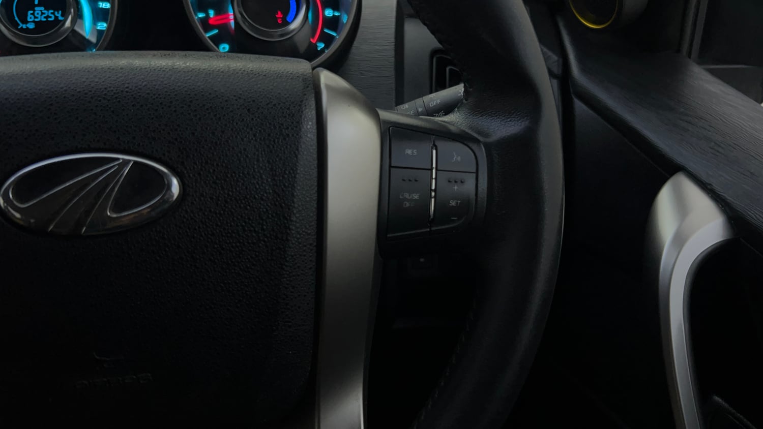 Used 2019 Mahindra XUV500 W9 AT Diesel Automatic top_features Cruise control