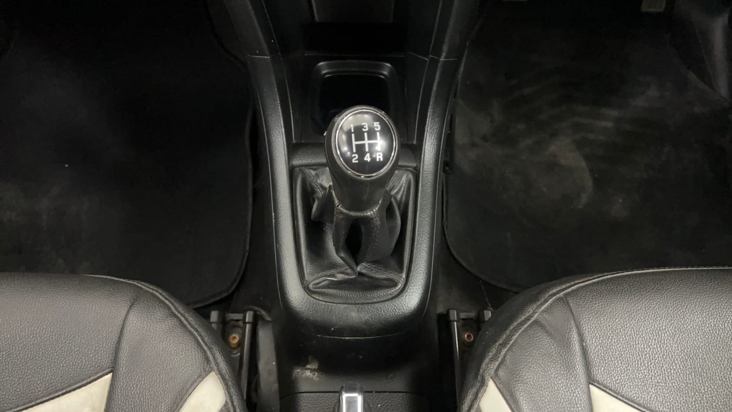 Used 2013 Maruti Suzuki Swift VXi Petrol Manual interior GEAR  KNOB VIEW