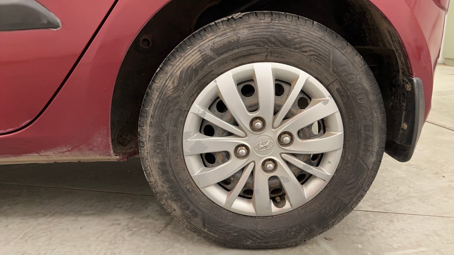 Used 2015 Hyundai i10 Sportz 1.1 iRDE2 Petrol Manual tyres LEFT REAR TYRE RIM VIEW
