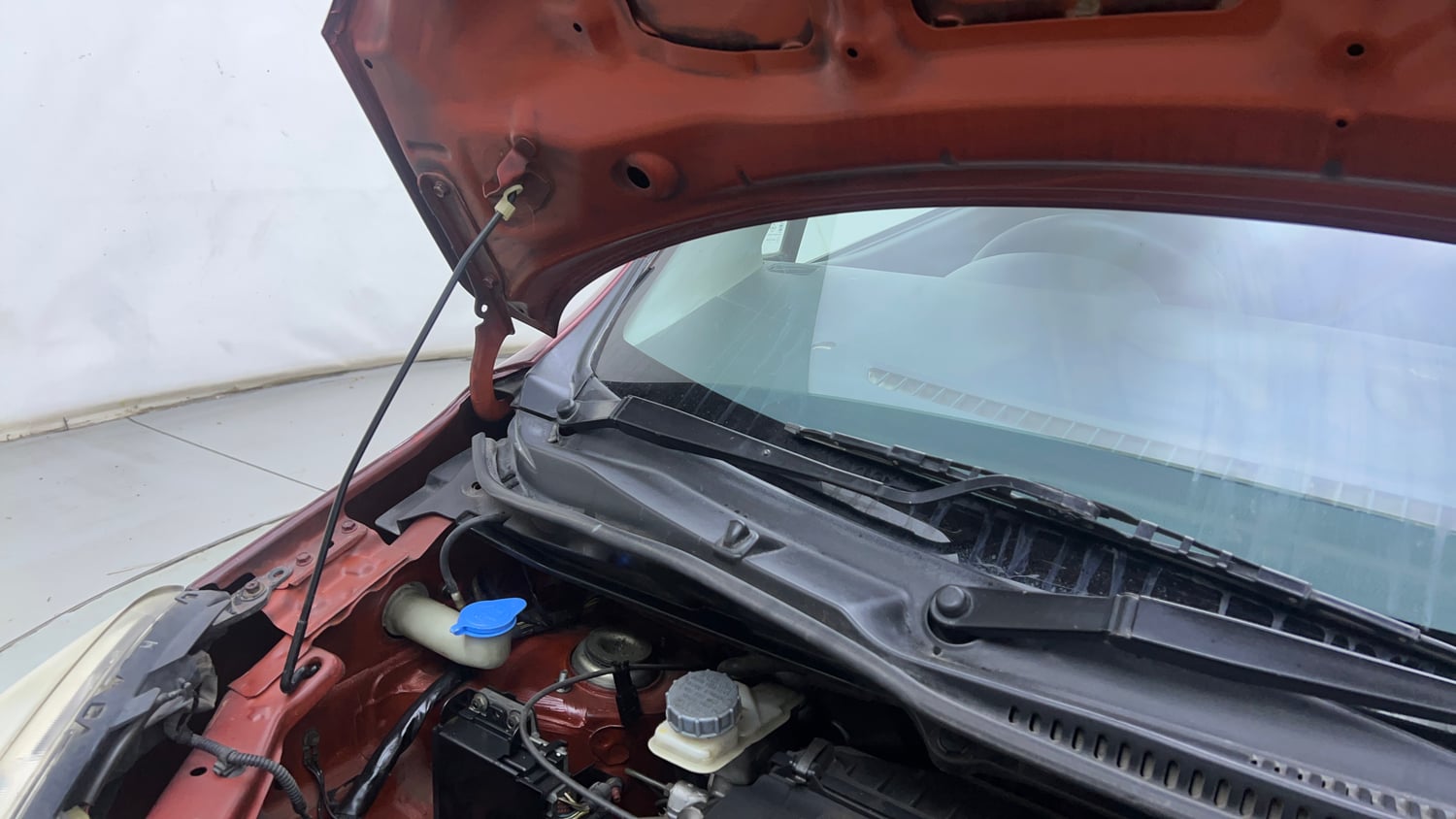 Used 2012 Maruti Suzuki Wagon R 1.0 LXi CNG Cng Manual engine ENGINE RIGHT SIDE HINGE & APRON VIEW