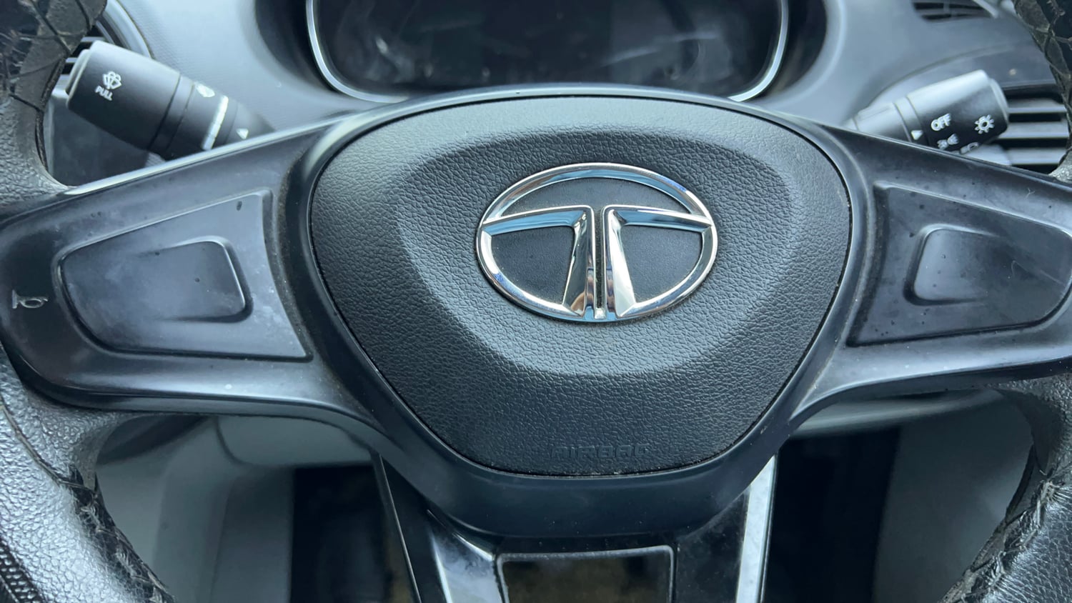 Used 2022 Tata Tiago XE Petrol Manual top_features Airbags