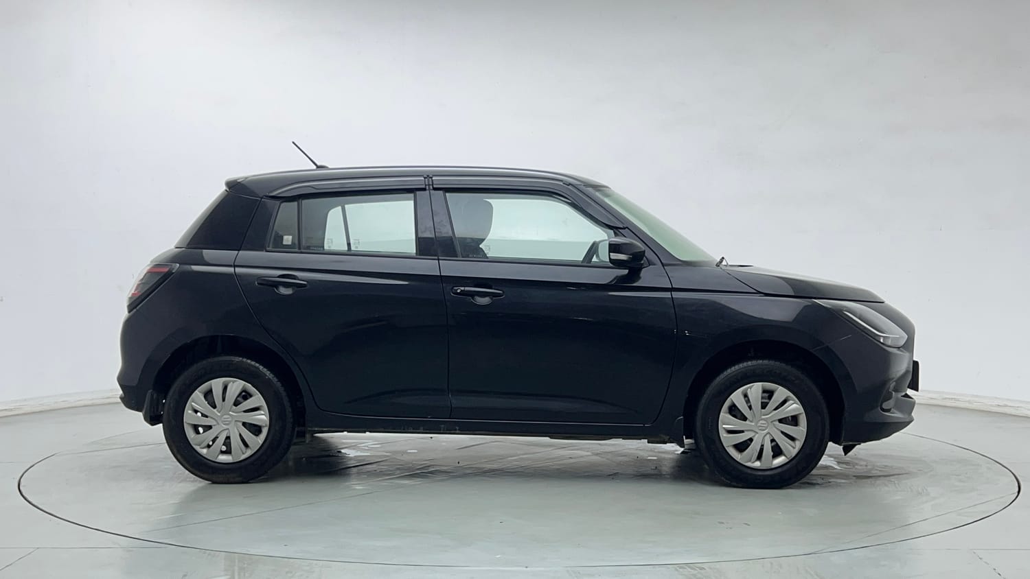 Used 2025 Maruti Suzuki Swift VXi AMT Petrol Automatic exterior RIGHT SIDE VIEW