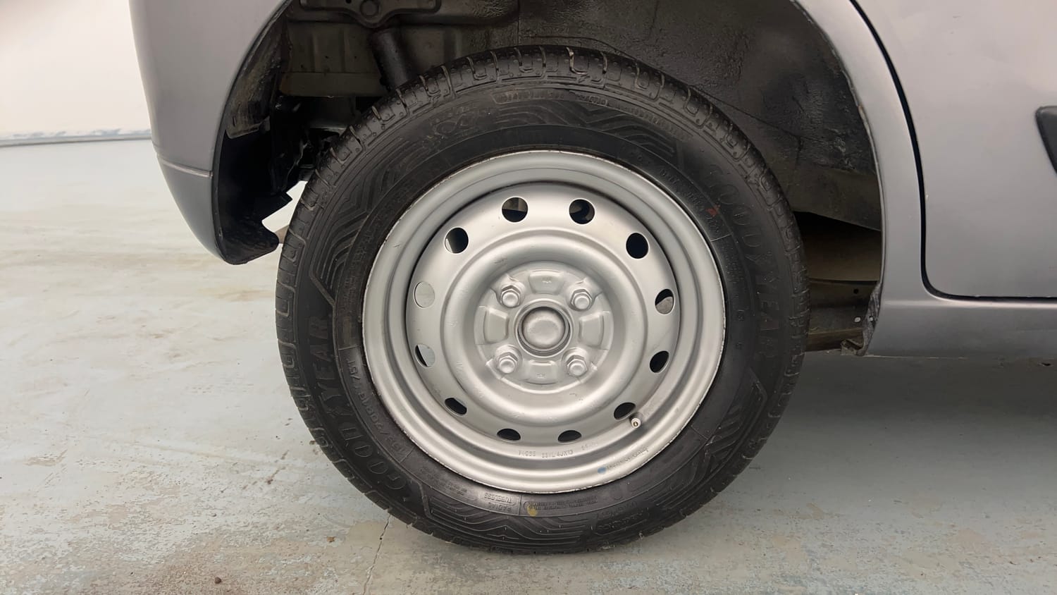 Used 2014 Maruti Suzuki Wagon R LXI Petrol Manual tyres RIGHT REAR TYRE RIM VIEW