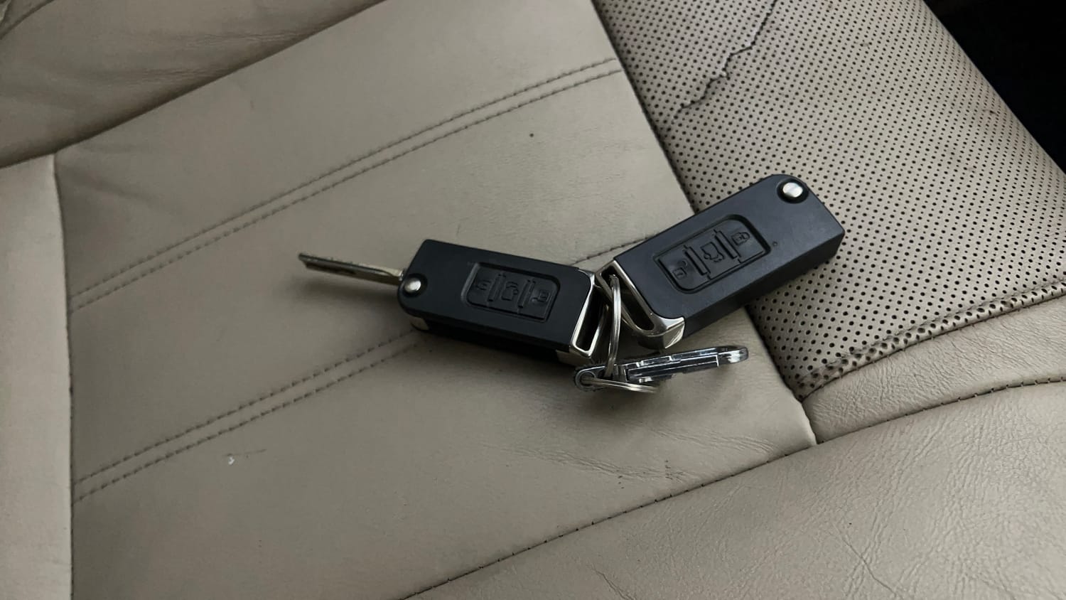 Used 2017 Mahindra XUV500 W10 AT Diesel Automatic extra CAR KEY VIEW