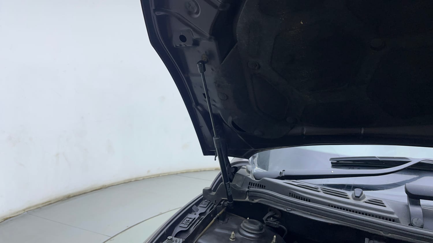 Used 2016 Mahindra XUV500 W10 AT Diesel Automatic engine ENGINE RIGHT SIDE HINGE & APRON VIEW