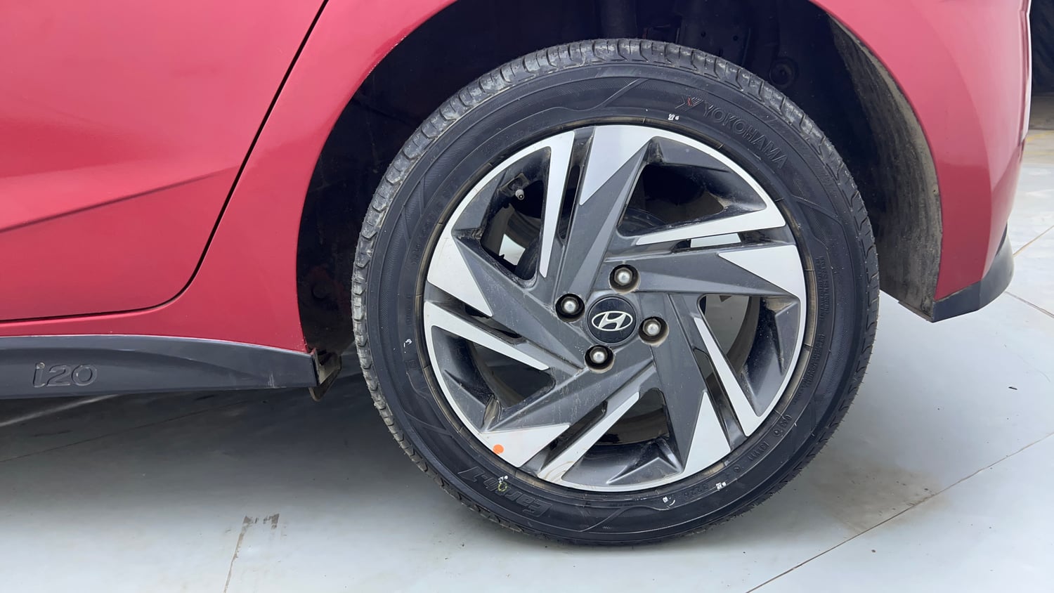 Used 2021 Hyundai New i20 Asta (O) 1.0 Turbo DCT Petrol Automatic tyres LEFT REAR TYRE RIM VIEW