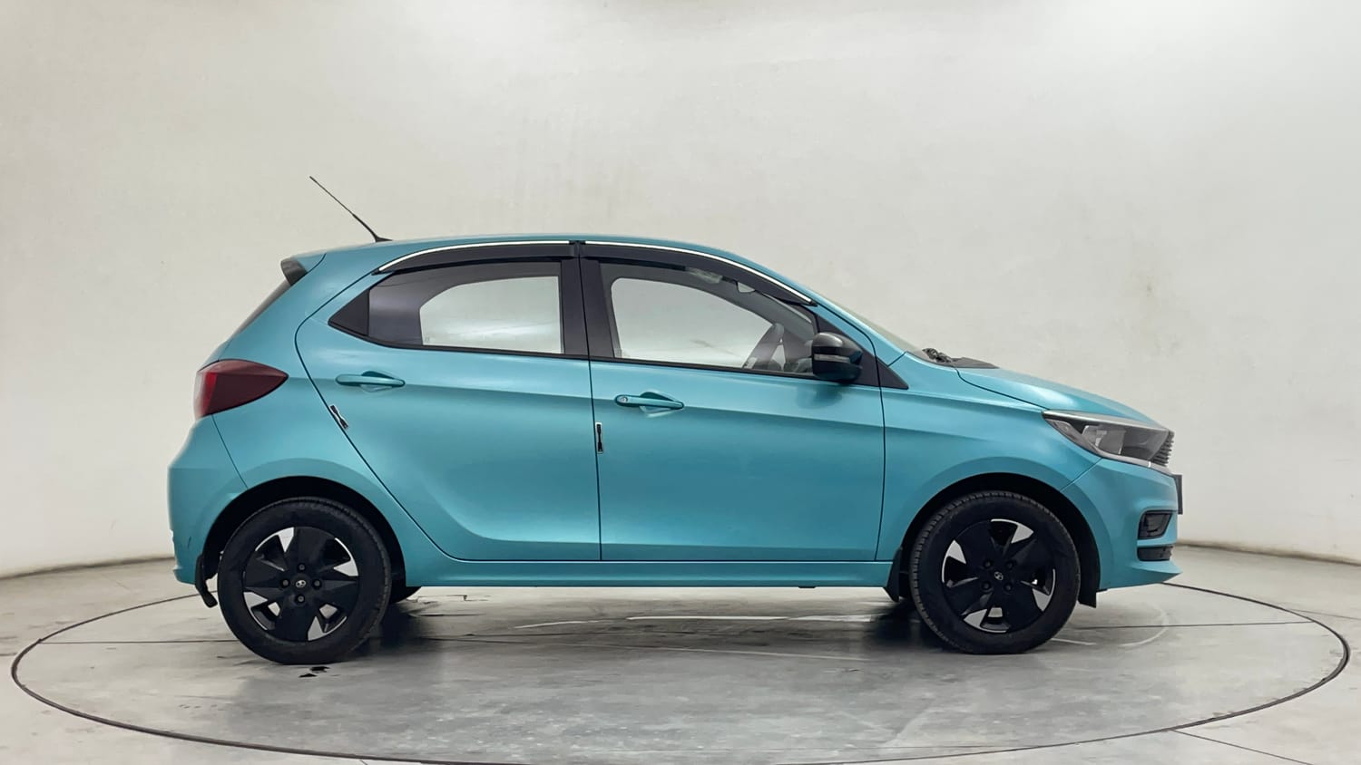 Used 2025 Tata Tiago XT Petrol Manual exterior RIGHT SIDE VIEW