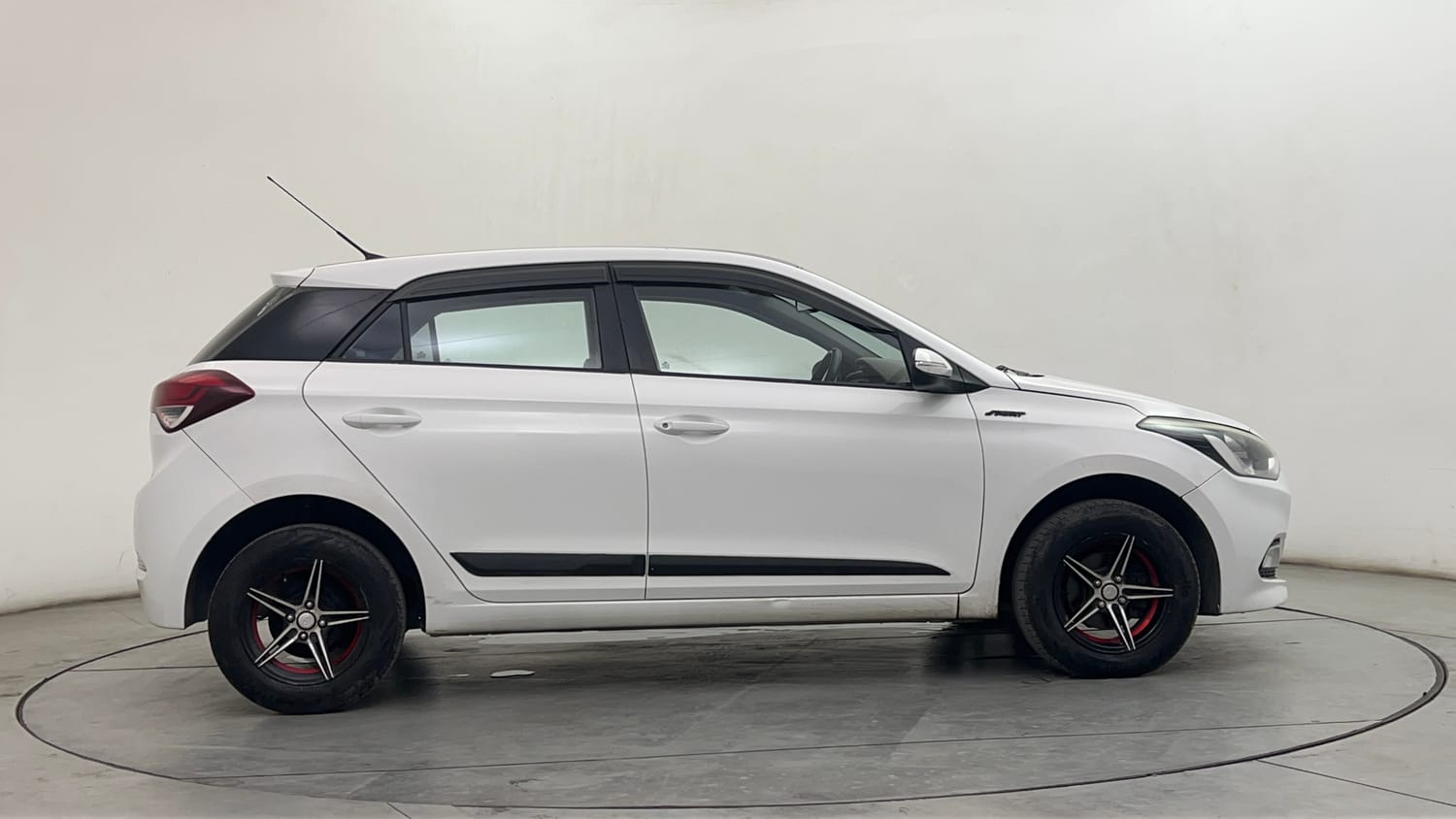 Used 2016 Hyundai Elite i20 Sportz 1.2 Petrol Manual exterior RIGHT SIDE VIEW