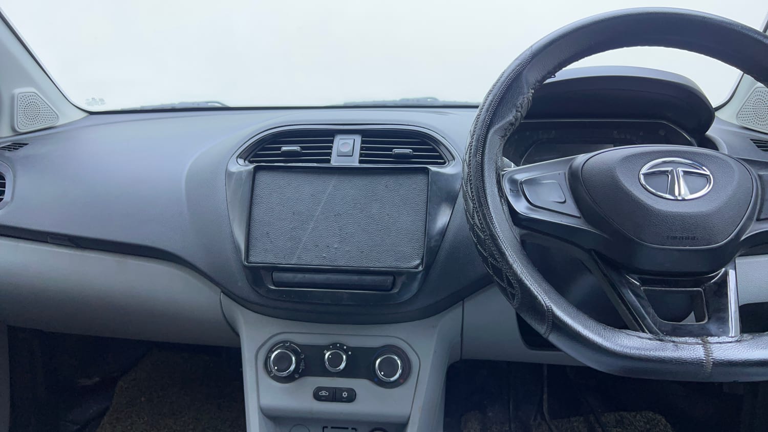 Used 2022 Tata Tiago XE Petrol Manual interior MUSIC SYSTEM & AC CONTROL VIEW