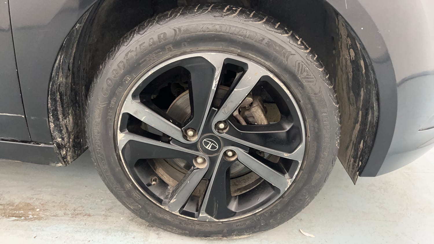 Used 2022 Tata Altroz XZ Plus Diesel Dark Edition Diesel Manual tyres RIGHT FRONT TYRE RIM VIEW