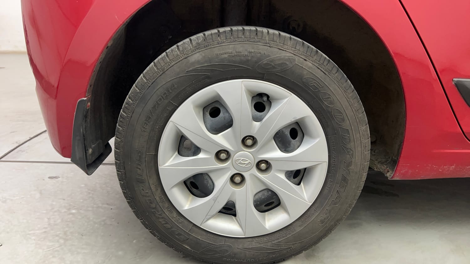 Used 2016 Hyundai Elite i20 Sportz 1.2 Petrol Manual tyres RIGHT REAR TYRE RIM VIEW