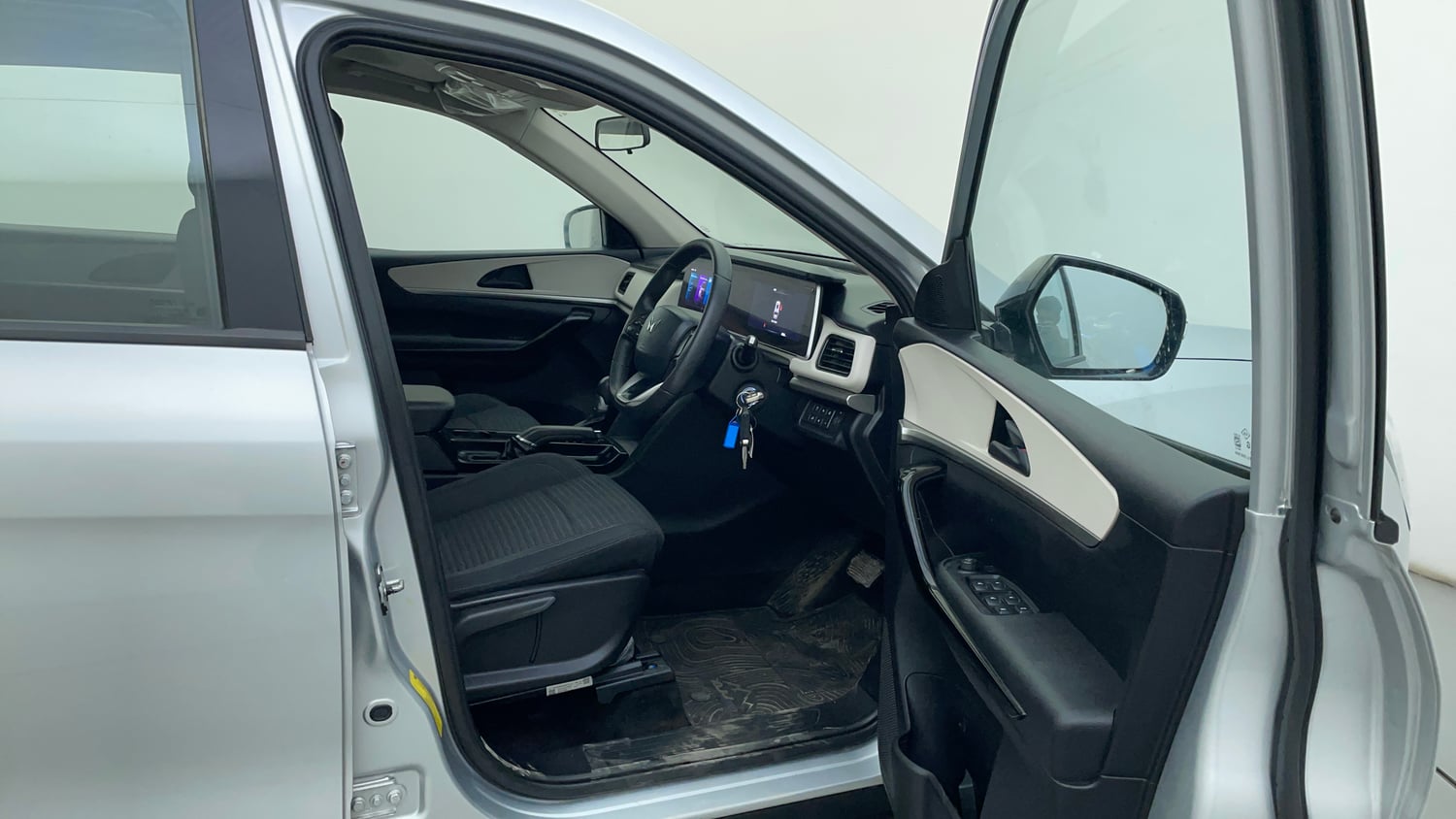 Used 2022 Mahindra XUV700 AX 5 Petrol AT 5 STR Petrol Automatic interior RIGHT SIDE FRONT DOOR CABIN VIEW