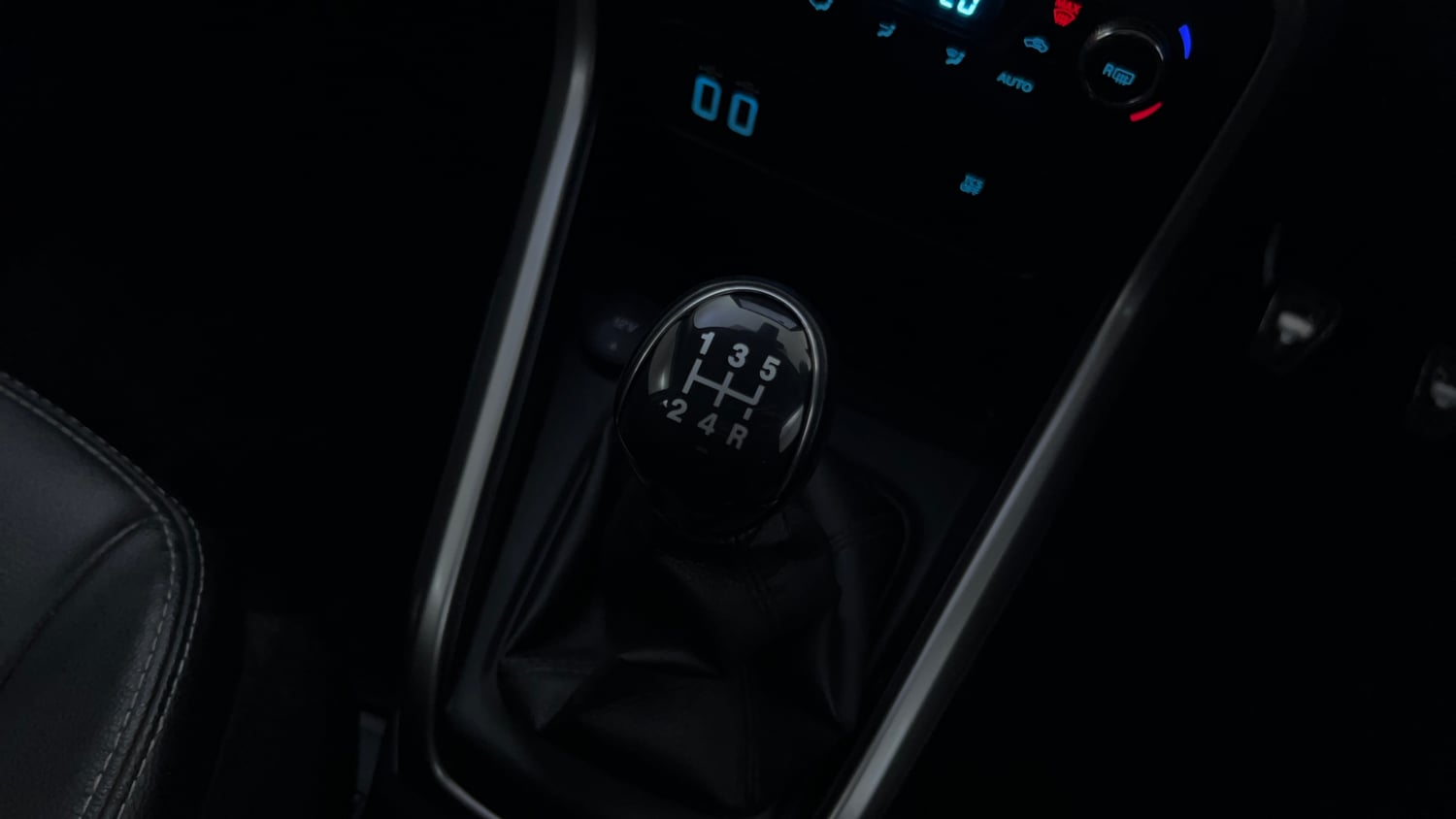 Used 2018 Ford EcoSport Titanium + 1.5L TDCi Diesel Manual interior GEAR  KNOB VIEW