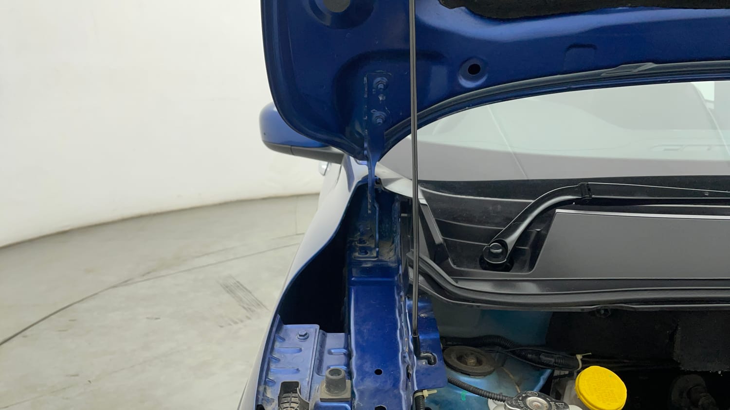 Used 2021 Renault Triber RXZ EASY-R AMT Petrol Automatic engine ENGINE RIGHT SIDE HINGE & APRON VIEW
