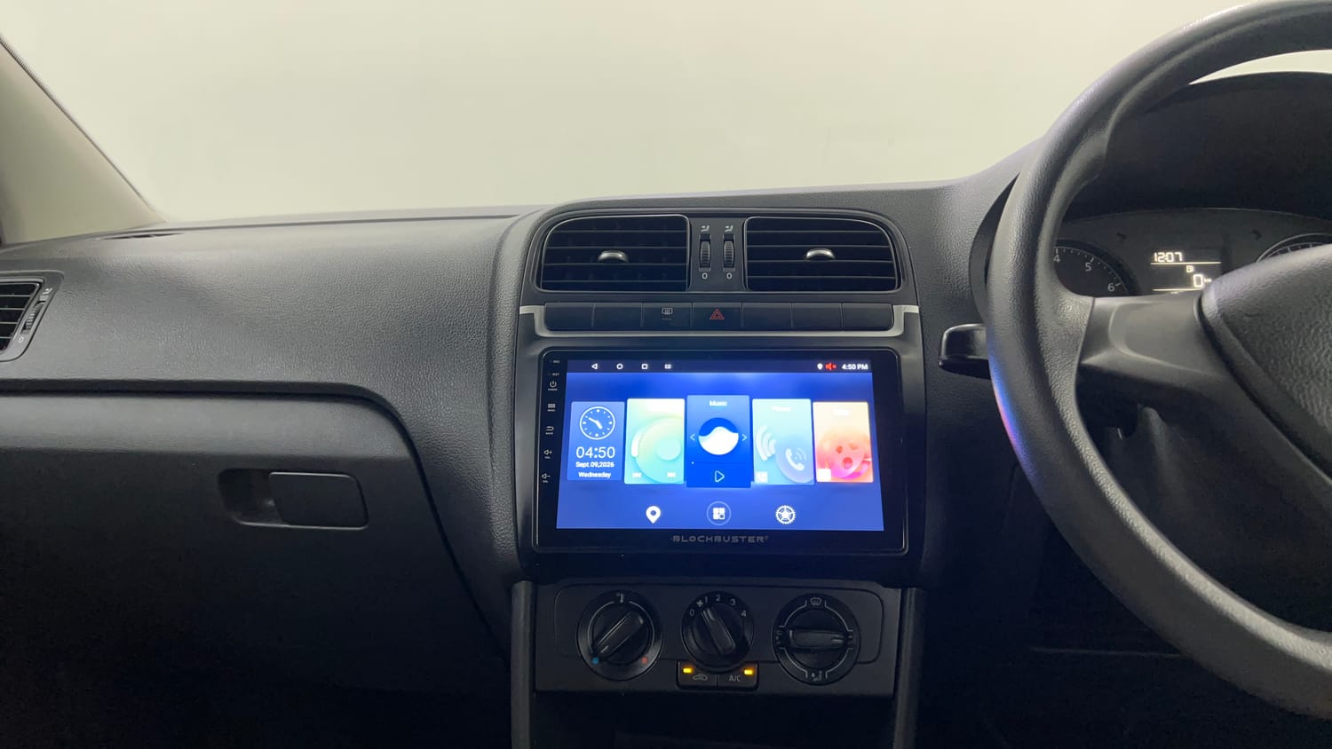 Used 2015 Volkswagen Polo Comfortline 1.2L (P) Petrol Manual interior MUSIC SYSTEM & AC CONTROL VIEW