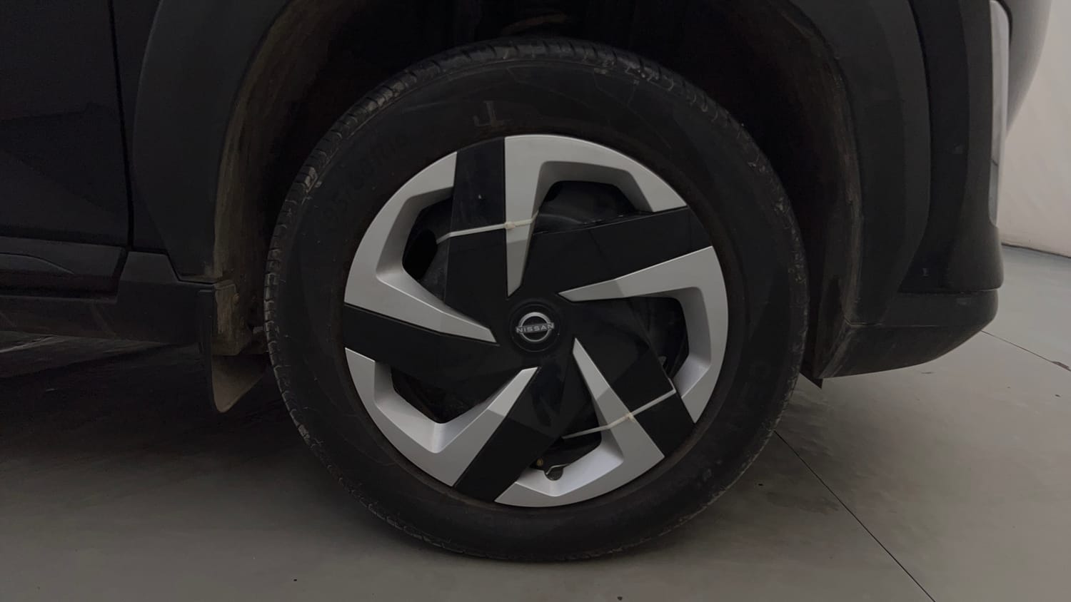 Used 2024 Nissan Magnite XL AMT Petrol Automatic tyres RIGHT FRONT TYRE RIM VIEW