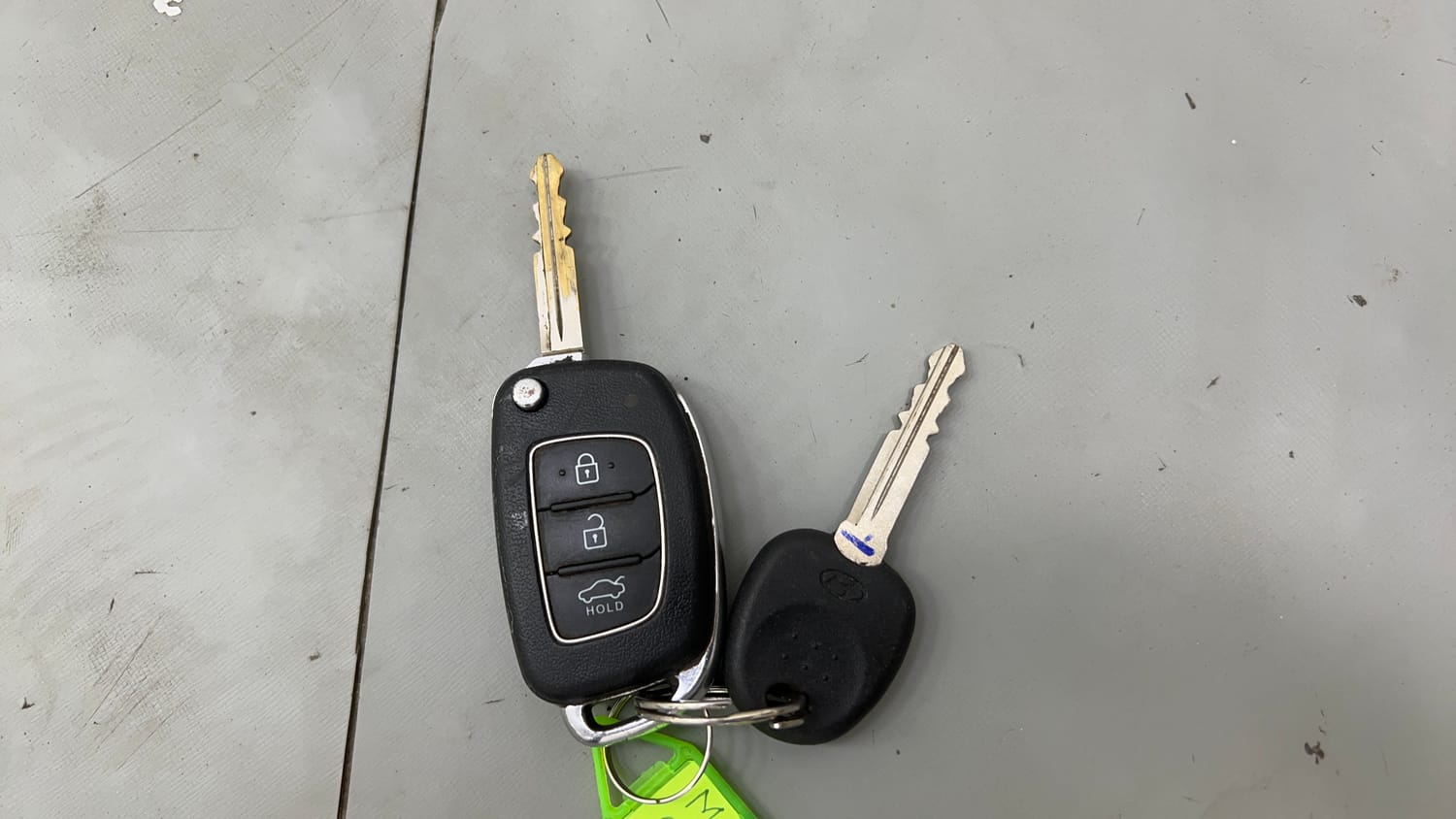 Used 2021 Hyundai Aura S 1.2 CNG Cng Manual extra CAR KEY VIEW