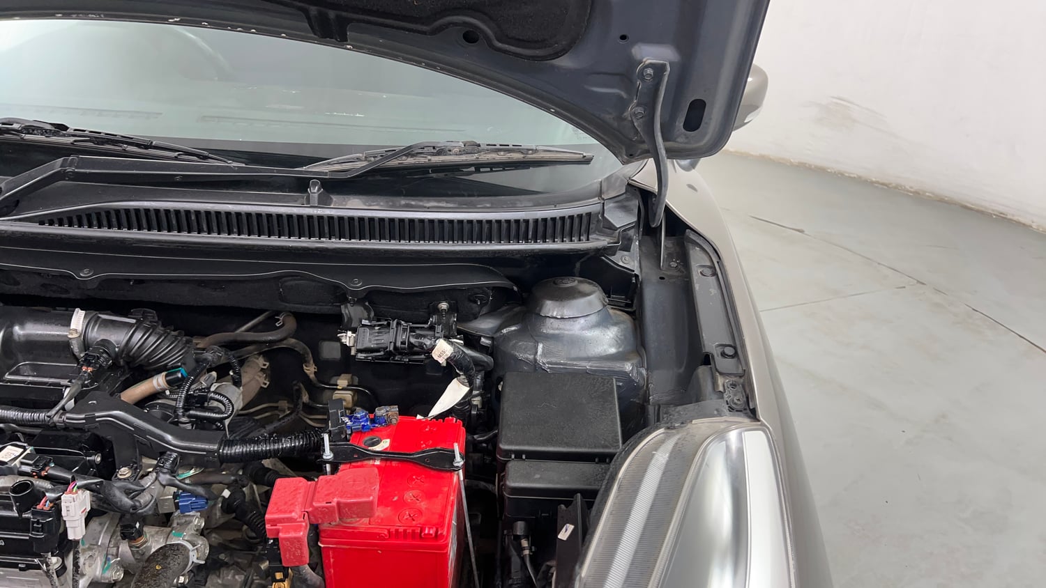 Used 2020 Maruti Suzuki Baleno Zeta Petrol Manual engine ENGINE LEFT SIDE HINGE & APRON VIEW