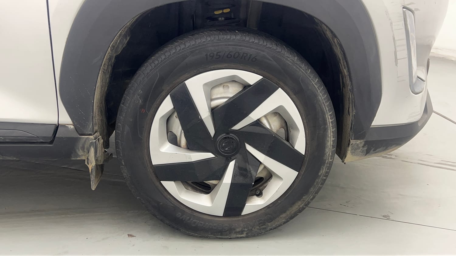 Used 2021 Nissan Magnite XE Petrol Manual tyres RIGHT FRONT TYRE RIM VIEW