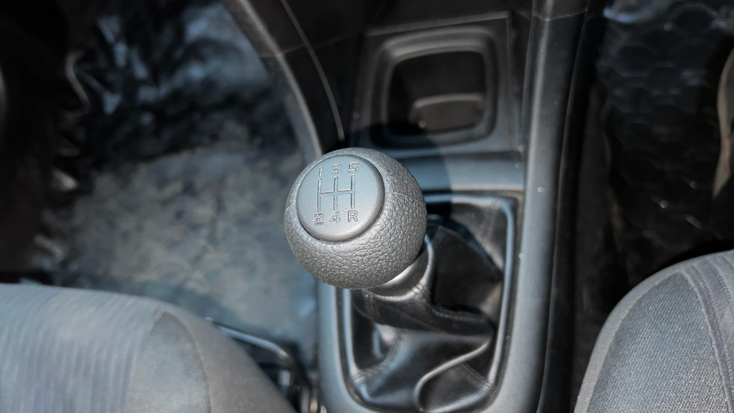 Used 2015 Maruti Suzuki Swift VXi Petrol Manual interior GEAR  KNOB VIEW