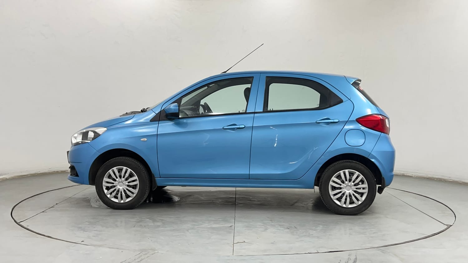 Used 2017 Tata Tiago Revotron XT Petrol Manual exterior LEFT SIDE VIEW