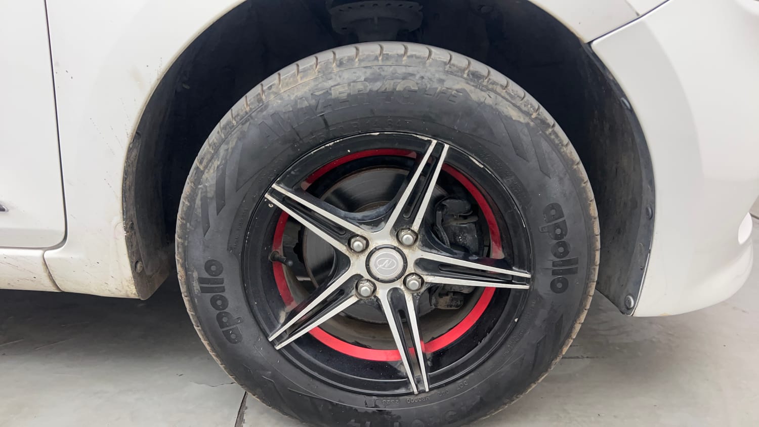 Used 2016 Hyundai Elite i20 Sportz 1.2 Petrol Manual tyres RIGHT FRONT TYRE RIM VIEW