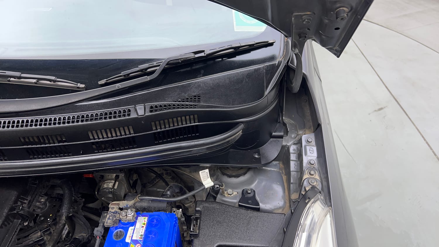 Used 2019 Hyundai Grand i10 Sportz 1.2 Kappa VTVT Petrol Manual engine ENGINE LEFT SIDE HINGE & APRON VIEW
