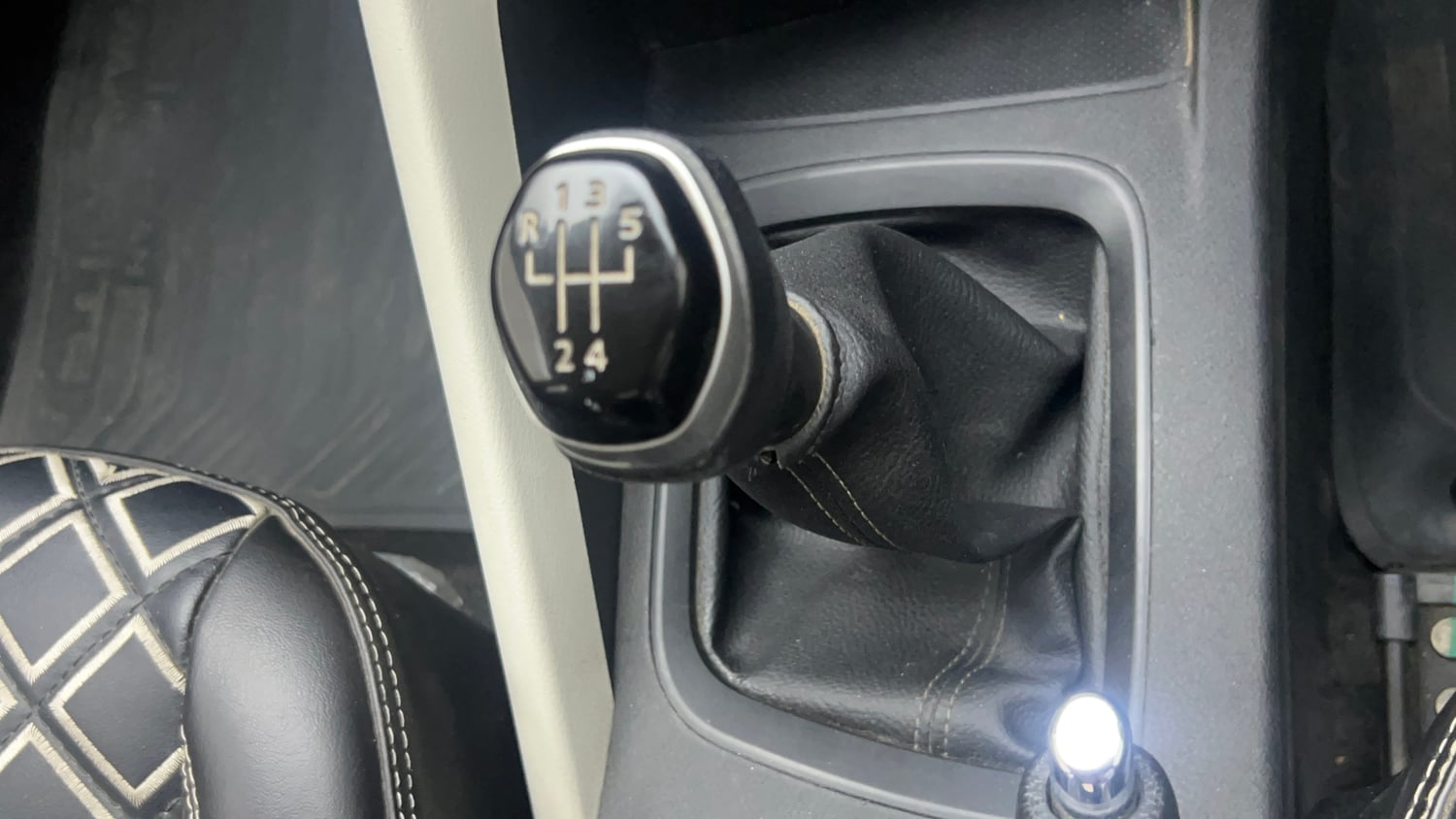 Used 2021 Nissan Magnite XE Petrol Manual interior GEAR  KNOB VIEW