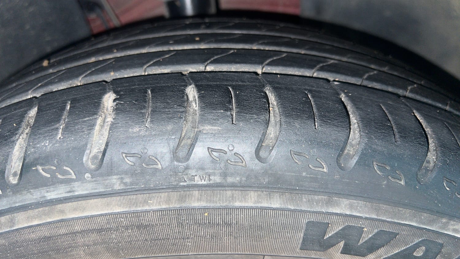 Used 2022 Skoda Kushaq Style 1.0L TSI AT Petrol Automatic tyres RIGHT FRONT TYRE TREAD VIEW