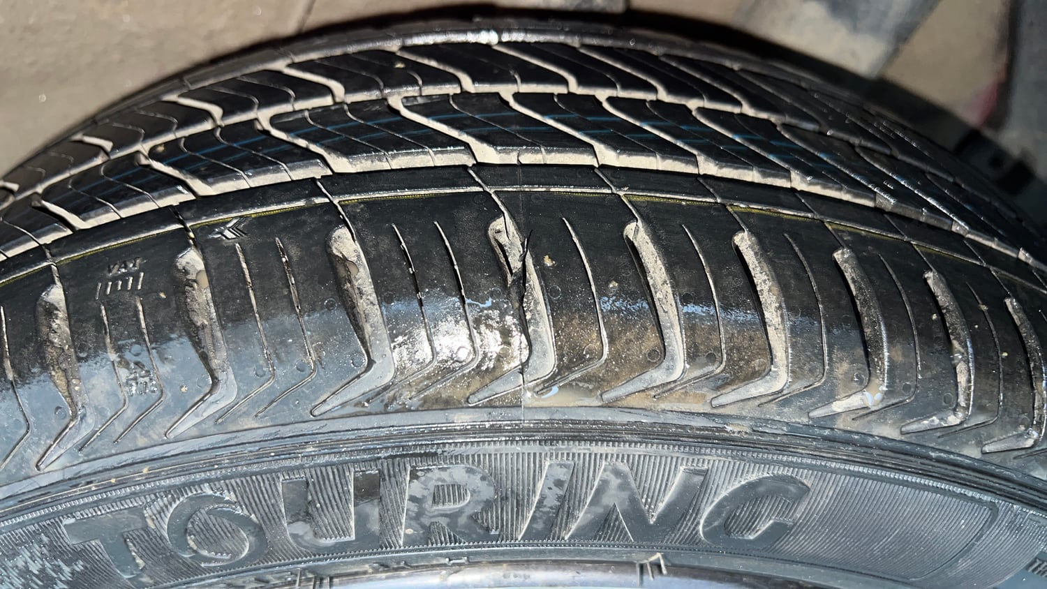 Used 2022 Hyundai Aura SX Plus 1.2 AMT Petrol Petrol Automatic tyres LEFT REAR TYRE TREAD VIEW