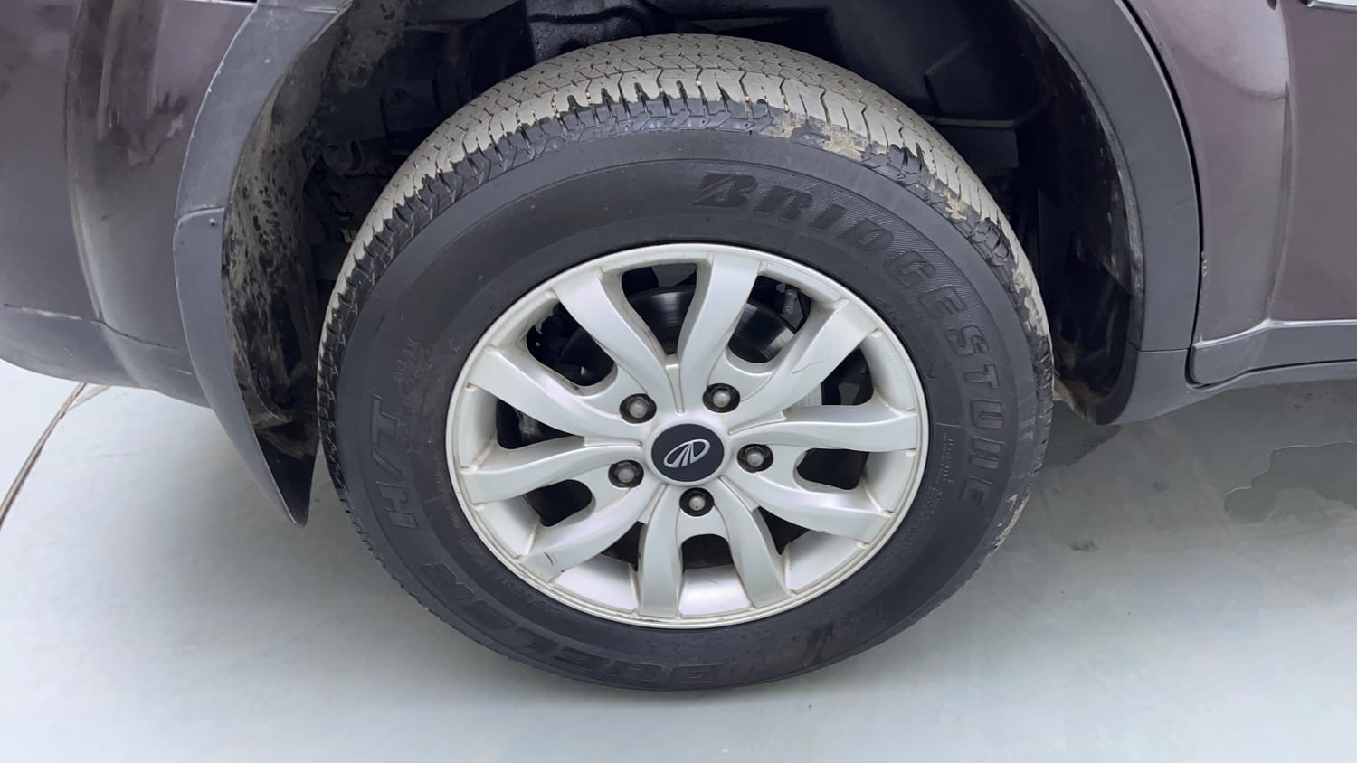 Used 2016 Mahindra XUV500 W10 AT Diesel Automatic tyres RIGHT REAR TYRE RIM VIEW
